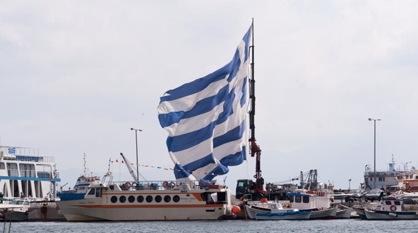 Η μεγαλύτερη ελληνική σημαία υψώθηκε στην Κάλυμνο για τον εορτασμό της Ενσωμάτωσης της Δωδεκανήσου (βίντεο)